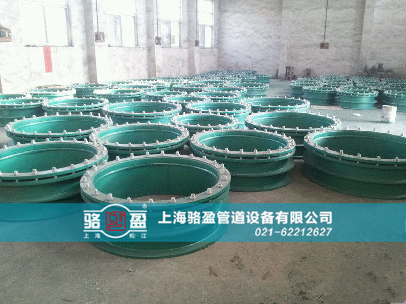 河南省駐馬店市正陽縣柔性人防套管發(fā)貨圖 /></p>人防套管主要應(yīng)用于管道穿墻處不承受管道振動(dòng)和伸縮變形的建筑物，一般情況下，如果只是考慮到管道的穿墻，不需考慮管道的位移變形，只需要選用人防套管。如果對于地震設(shè)防要求比較高的地區(qū)，在使用人防套管的同時(shí)應(yīng)在該建筑物外墻管道設(shè)置柔性連接，從而達(dá)到墻體的防水目的。<br />    人防套管安裝說明：① 按照設(shè)計(jì)圖樣的要求，在建筑物上定出管道走向、位置和標(biāo)高，確定支架的位置和數(shù)量 ② 安裝支架。根據(jù)確定好的支架位置和施工現(xiàn)場的實(shí)際情況，選定支架的安裝方式，將支架安裝到位③ 預(yù)制管段。根據(jù)施工圖，根據(jù)施工現(xiàn)場的實(shí)際情況，按照測線的方法，繪制各段管線加工圖，將劃分加工好的管段，分段下料，編好序號，開好坡口，以備組對④ 管道就位。把預(yù)制好的管段安放到支架上，并采取臨時(shí)固定措施⑤ 管道連接。將安放好的管道，對好管口，用焊接的方法，連成管線 ⑥ 找好坡度。按設(shè)計(jì)要求，找好管線坡度。事實(shí)上，坡度在支架安裝時(shí)就已找好，管道連接后，再檢查校對一下，檢查校對合格，把管線固定在支架上。<br />    在使用人防套管的時(shí)候，還應(yīng)該注意管子內(nèi)徑與人防套管外徑保持一致。如果在人防套管安裝后發(fā)現(xiàn)管道出現(xiàn)縫隙，可以采用柔性石棉材料進(jìn)行填充。<br />    駱盈管道專業(yè)生產(chǎn)人防套管。人防套管主要應(yīng)用于管道穿墻處不承受管道振動(dòng)和伸縮變形的建筑物，一般情況下，如果只是考慮到管道的穿墻，不需考慮管道的位移變形，只需要選用人防套管。駱盈生產(chǎn)的河南省駐馬店市正陽縣<a href=http://www.luoying168.com target=_blank class=infotextkey>鴨嘴閥</a>能夠?qū)崿F(xiàn)污水的正向流出反向止逆的功能，產(chǎn)品質(zhì)量符合~標(biāo)準(zhǔn)。駱盈管道專業(yè)生產(chǎn)二十多種不同類型的<a href=http://www.luoying168.com target=_blank class=infotextkey>鴨嘴閥</a>，產(chǎn)品質(zhì)量符合~標(biāo)準(zhǔn)，并且我公司長期與國內(nèi)的一大批知名的鋼鐵閥門廠家進(jìn)行合作并建立深厚的合作友誼，產(chǎn)品質(zhì)量經(jīng)得起實(shí)踐的檢驗(yàn)，專業(yè)致力于管道行業(yè)二十多年，駱盈品質(zhì)值得您的信賴。駱盈管道作為專業(yè)的生產(chǎn)鴨嘴閥廠家，產(chǎn)品質(zhì)量經(jīng)得起實(shí)踐的檢驗(yàn)，駱盈產(chǎn)品不僅性能優(yōu)良，而且鴨嘴閥價(jià)格也是十分的優(yōu)惠。河南省駐馬店市正陽縣鴨嘴閥哪家好，駱盈管道是選。<p style=